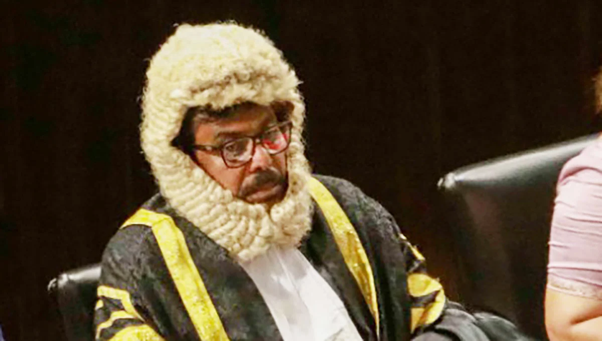 කතානායක හිස් වැසුමේ කොන් එක් කර ඇත්තේ වැරදීමකින්..!