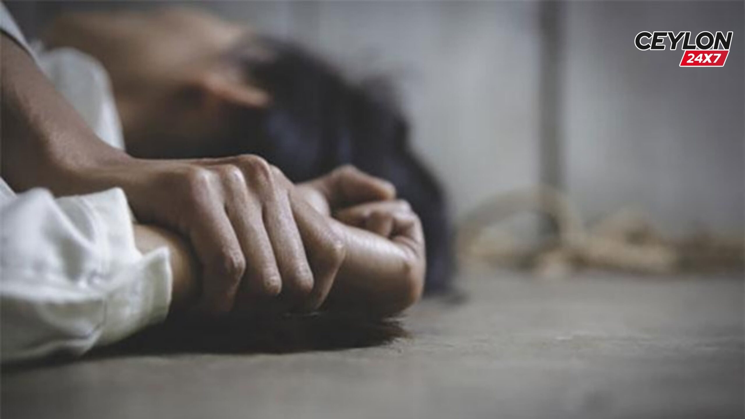 එක පාරටම ඒ මිනිහා මාව බදාගෙන මගේ තොල හැපුවා, මම දිවෙන් කෑල්ලක්ම කඩාගත්තා” – අතවර කරන්න ආ නරුමයාගේ දිවේ කෑල්ලක් සපා කෑ දිරිය කත…