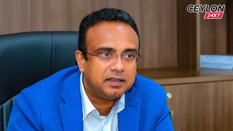 මනුෂ නානායක්කාර පවුල සමග රට පනී !