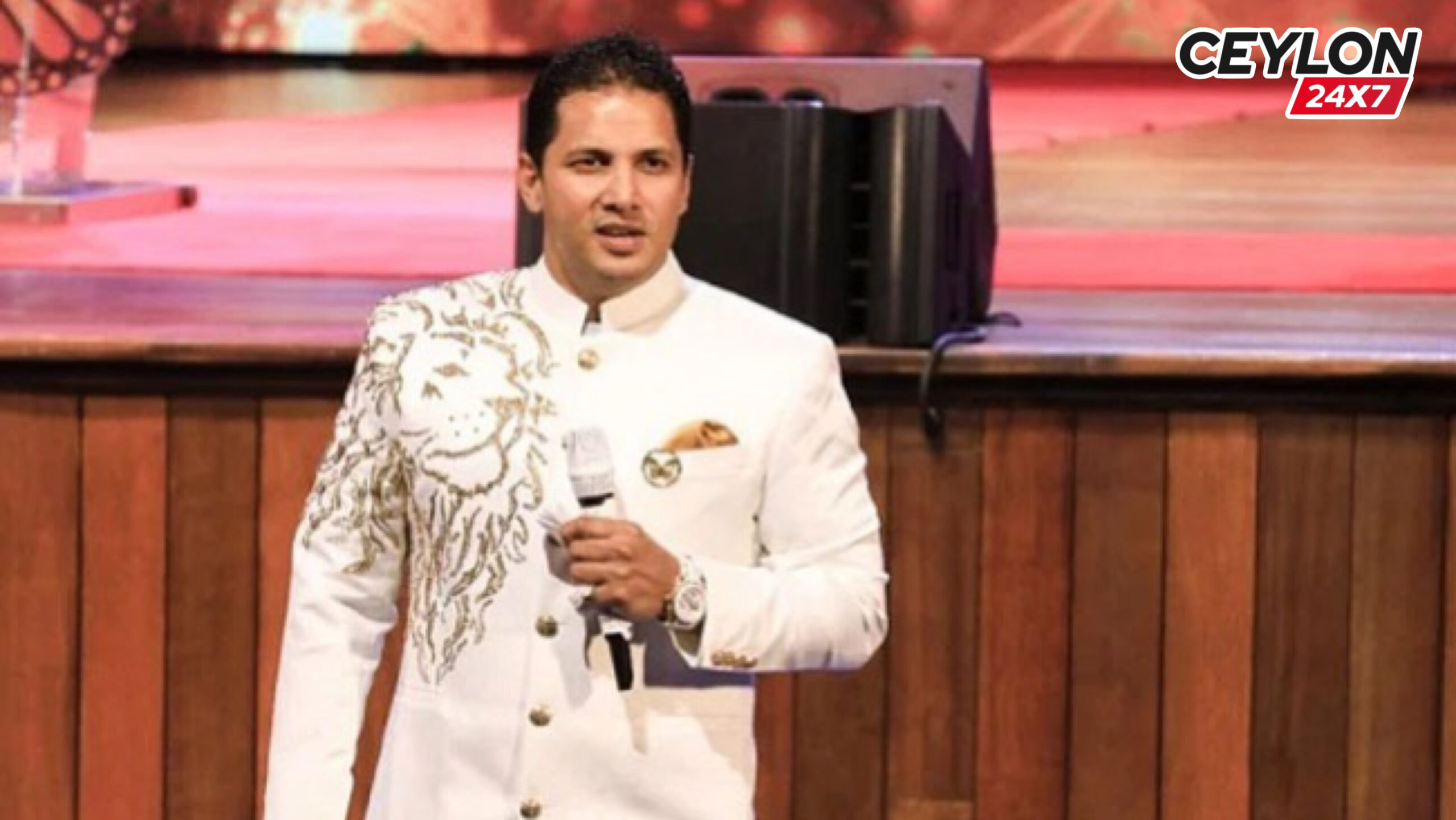 පාස්ටර් ජෙරොම් සහ පල්ලිය අතර කුරුස යුද්ධයක්