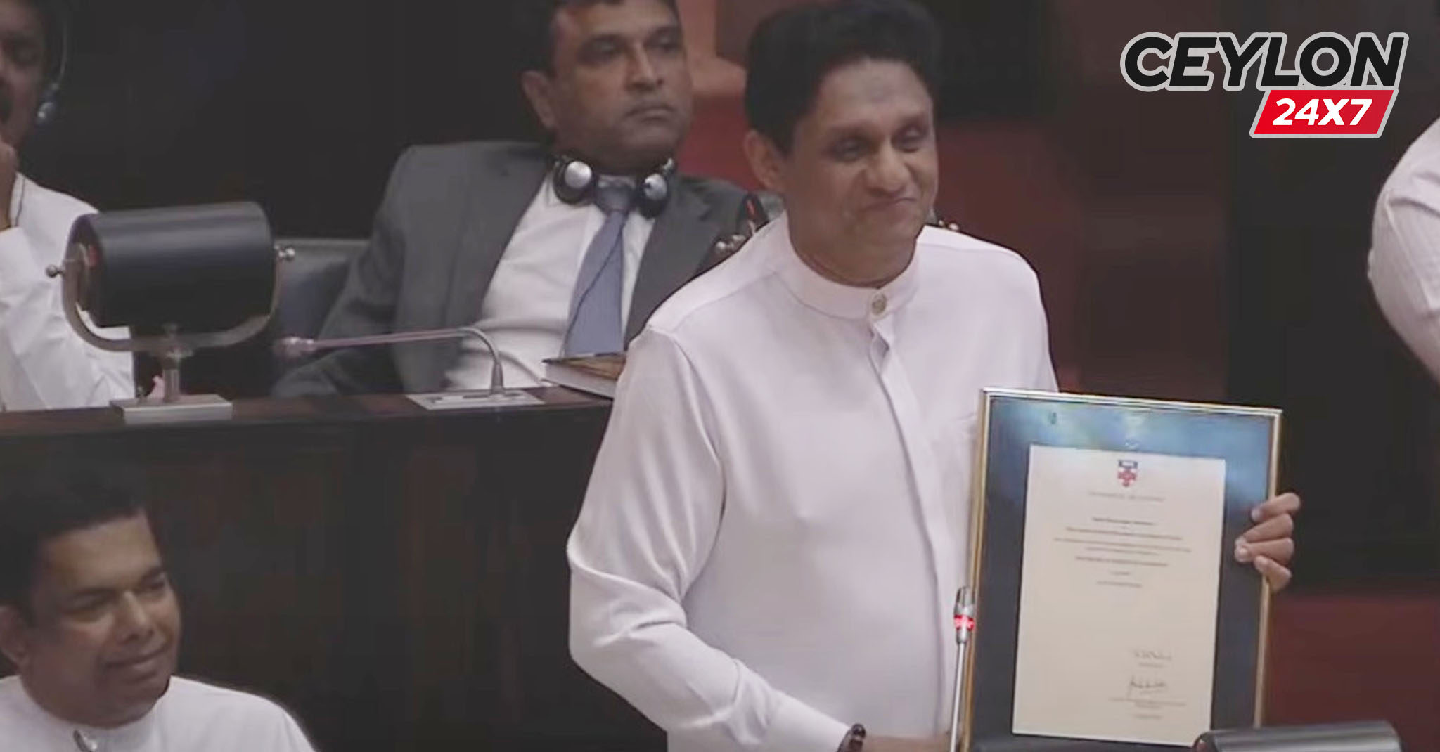 ”මං උපාධිධාරියෙක්” – පාර්ලිමේන්තුවේදී සහතික පෙන්වා සජිත් කියූ කතාව