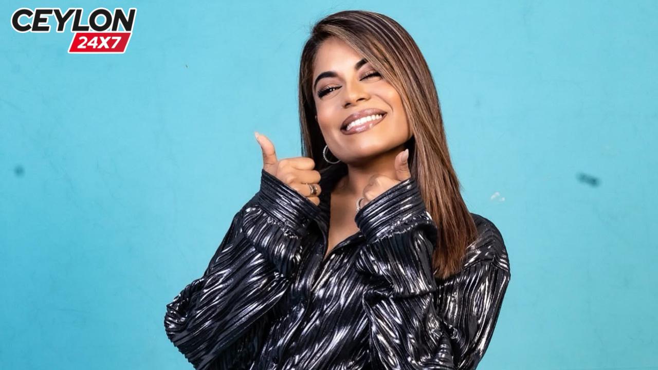 දෙනුවන් පියා කඳුලින් ලියූ ආදරේ… සිහිනෙන් වගේ ඇවිදින් ගියා මේ රැයේ… වර්තමානයේ ගීත කෝකිලාවිය  උමාරියා සිංහවංශට අද විශේෂ දවසක්…