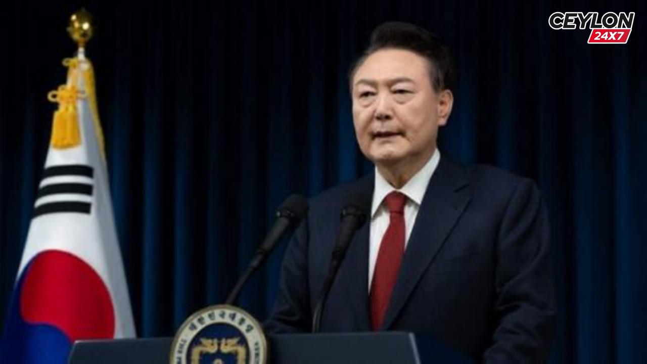 නීතිය නම් නීතිය ! ජනාධිපතිව අත් අඩංගුවට ගන්න පොලිසියෙන් ගෙදරටම ගිහින්.. ලොවක් පුදුම කල මේ පුවත ඇහුවද ?