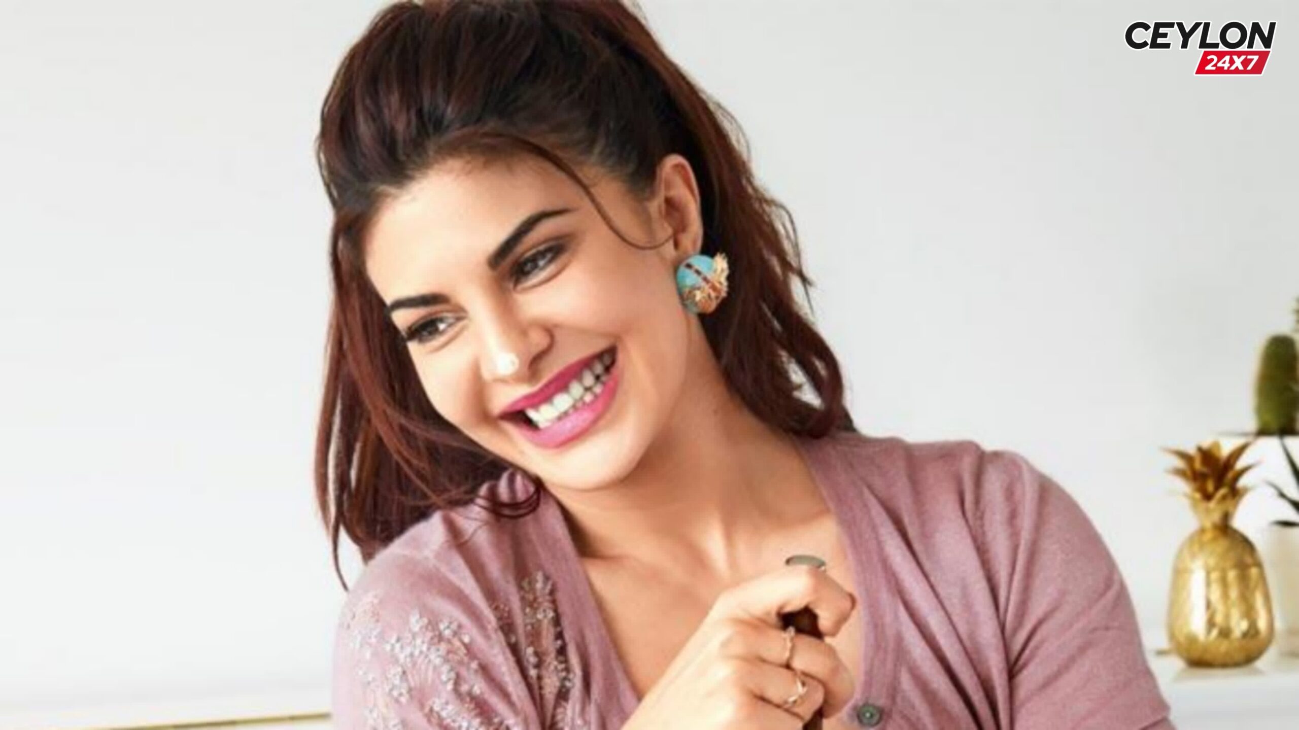 කප්පම්කාර පෙම්වතා නිසා ජැකලින් භයානක උගුලක.. බන්ධනාගාරයේ සිට ප්‍රංශ මිදි වත්තක්ම තෑගි කරලා