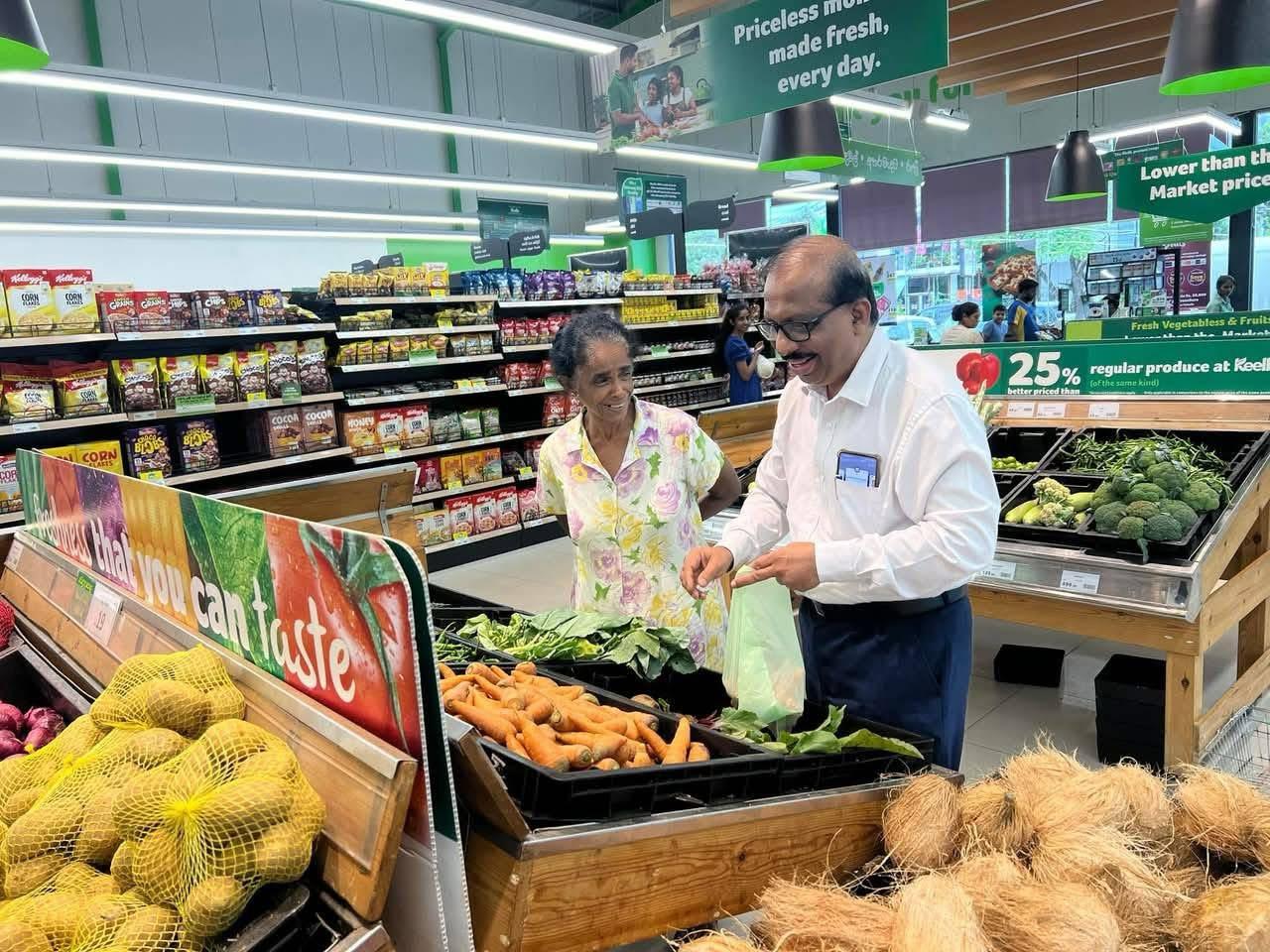 මේවා අපි දැක්කේ බටහිර රටවල් වල විතරයි. හැබැයි ඔන්න දැන් ලංකාවෙත් දකිනවා… කැබිනට් ඇමතිවරයෙක් ගෙදරට කෑම බඩුගන්න ඇවිත්… විස්තරේ මෙන්න…