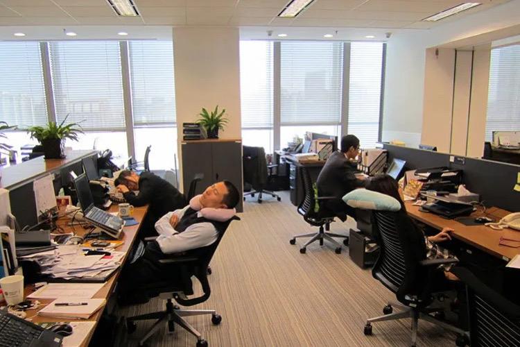 ඔයාටත් ඔෆිස් එකේදී නිදිමත එනවා නම් මෙන්න ඒක නැති කරගන්න නියම ටිප්ස් ටිකක්…