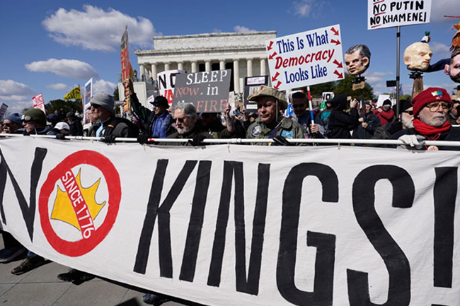 ට්රම්ප්ට එරෙහිව අමෙරිකානුවන් වීදිබසී…